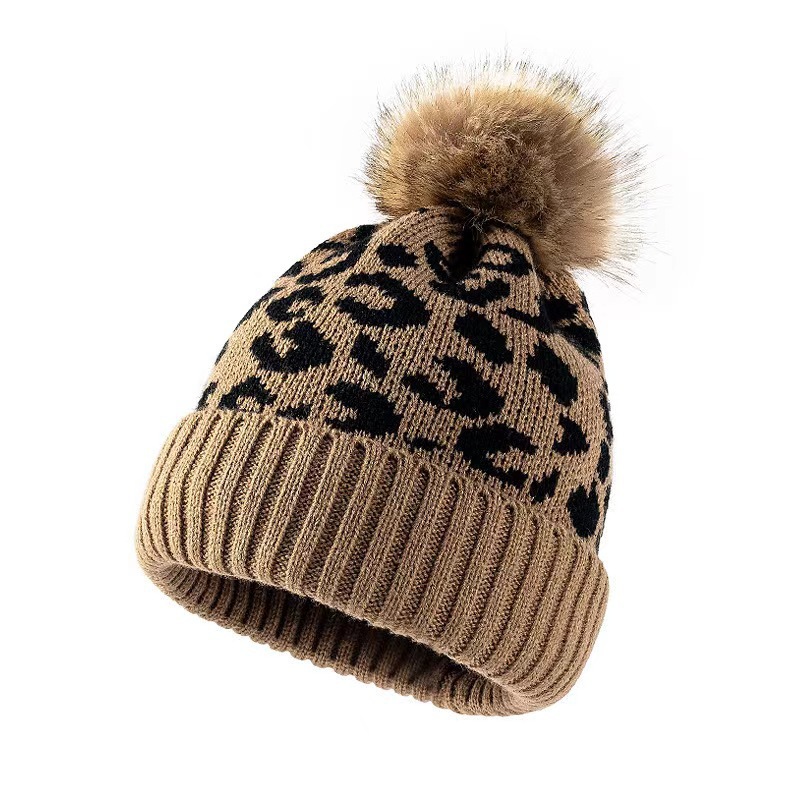 Beanie Cuffed Knit - หมวกบีนนี่ถักลายเสือดาวสำหรับผู้หญิง หมวกกันหนาวฤดูหนาวพร้อมพู่ขนเฟอร์เทียม ขอบพับ หนานุ่ม สบาย ใส่สบายๆ